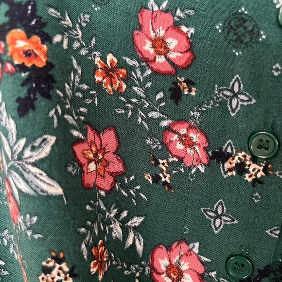 Blouse by Hippie Rose in M vee neck green with floral print tie front - Picture 6 of 6